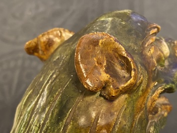 Une paire de mod&egrave;les de lions gardiens en porcelaine de Chine &agrave; &eacute;mail sancai, Ming